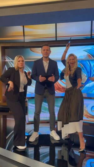 Barbora Mottlová Instagram - Nejsme ranní ptáčata, ale v @oktelevize nám to tančí už od rána! 💃🏼🕺

#okstart #oktelevize #moderatori #tanec #ranniptace