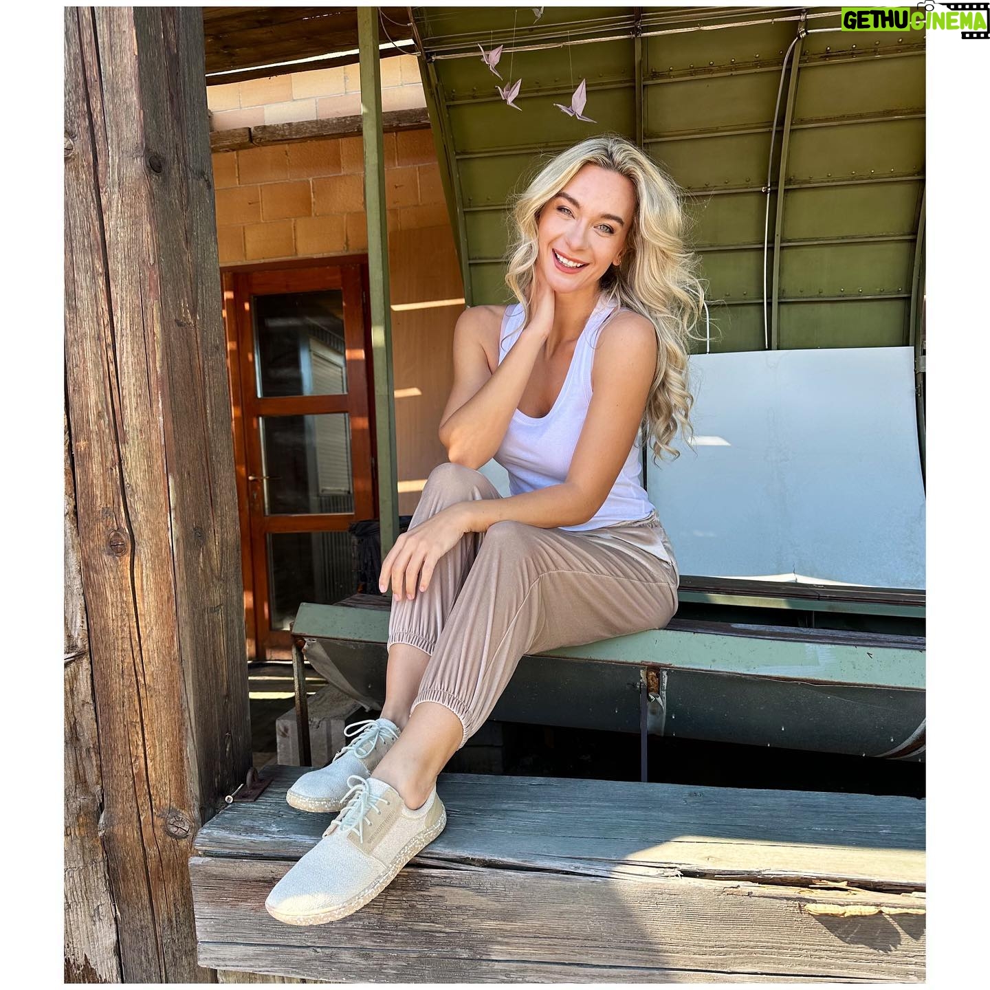 Barbora Mottlová - 6.6K Likes - ✨SOUTĚŽ✨
Chtěli jste to, máte to mít 🤩
Pojďte si zahrát o 4 vouchery v hodnotě 1.500,- na nákup těhle skvělých bot ✨
Barefootky od @batacesko se vyrábí u nás v ČR, jsou z recyklovaných materiálů, ohromně lehounké a pohodlné, hodí se do města i do přírody💚 Mají nulový zdvih, takže špička i pata jsou v jedné rovině, takže zaručují naprosto přirozený pohyb✨
Pravidla soutěže, která se budou kontrolovat:
• Sleduj @batacesko ✔️
• Do komentáře uveď někoho, komu by tyhle stylové a zdravé boty udělaly taky radost✔️
• Vyhrát nemůže fejkový ani uzamčený (v době losování) profil✔️
4 výherce losuju 14.5. večer! Hodně štěstí🤞🍀
A kdo by se už nemohl dočkat, můžete využít slevu 10% s kódem barbora10 na eshopu i kamenných prodejnách ✨
#barefoot #zdraveboty #outdooroveboty #styl #spoluprace