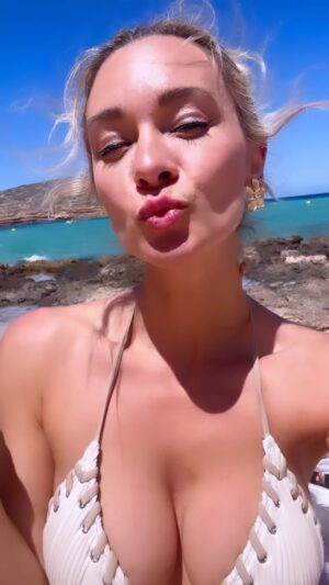 Barbora Mottlová Instagram - Dovolím si sem odložit ještě tuhle boží vzpomínku na Ibizu☀️ Nádherně pláže, útesy a samo i opalování ✨ a páč vím jak je důležitě se starat o svojí pleť, která je v létě dost namáhaná, vsadila jsem opět na @dermacol_cz_sk a jejich luxusní řadu na opalování a po opalování 🤩 Miluju tu zlatavou a třpytivou opálenou pleť ☀️ 

#kremnaopalovani #opalovani #kosmetika #mottlicenacestach #spoluprace