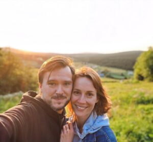 Barbora Mudrová Instagram - Moc děkujeme @travelking.cz za úžasných pár dní v osadě Jizerka. Byla to taková krása!😊

Přijeli jsme docela unavení, Kristiánkovi už třetí týden rostly zuby a já doufala, že si i tak dokážeme odpočinout. A povedlo se. 🤍 
Velkou zásluhu na tom měl servis a celkový přístup všech lidí v @hotel_jizerka_4. Oba jsme toho s Martinem procestovali hodně, zažili i luxusní hotely a shodli se, že největší zážitek z míst tvoří stejně nakonec lidé, se kterými jednáte a starají se o vás. Tohle místo můžu rozhodně doporučit.

Chcete zažít také pár dní klidu za dobrou cenu? Podívejte se jaká další hezká místa nabízí @travelking.cz 
Mám pro vás navíc 10% SLEVOVÝ KÓD BARBORA platný do konce června. ✨

#trip #osadajizerka #travelking #spoluprace #nature #sunset