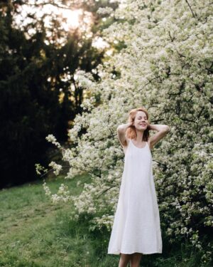 Barbora Mudrová Instagram - Mít čas i pro sebe. Tak často moje téma. Přes křik dětí, přes všechna měla bych, slyšet sebe. 
Rozkvést.

📷@lucijef