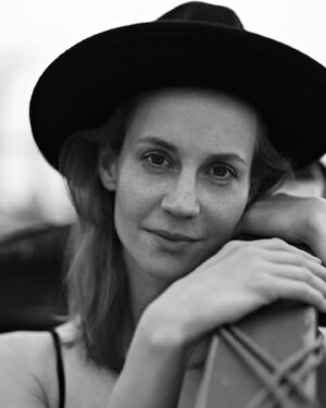 Barbora Mudrová Instagram - 🌊
@lukasdvorakstudio 
#melancholy #dream

#blackandwhite #portraitphotography #lukasdvorak
