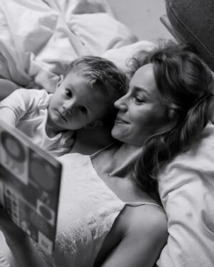 Barbora Mudrová Instagram - Maminky, před časem jsem s vámi sdílela prosbu o zkušenosti s učením dětí usínat jinak, než stále houpáním v náruči (na míči). 
Kristiánek byl od narození nervák, při únavě se bez objetí s houpáním vůbec nezvládal uklidnit a já nechtěla jít cestou vyplakávání. Teď už mu ale byly skoro dva roky, byl opravdu těžký a i se spánkovou poradkyní se nám to stále nedařilo zlepšit. Doufala jsem, že to takto nebude do jeho osmnácti. Nakonec před měsícem konečně přišla změna.

Stala se vlastně úplně přirozeně, jeho vlastním vývojem. Z miminka se stává malý kluk, který vyžaduje prostor. Pevné objetí stačí už jen malou chviličku, pak se začne odtahovat, trochu vztekat a chce postýlku, zachumlá se k plyšáčkům a za chvíli můžeme i odejít. 

Sláva. Sláva. 
Stačilo vydržet a jsem ráda, že jsme to dali. 🤍

📷 @lucijef 

#motherhood #love #babyboy