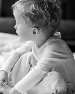 Barbora Mudrová Instagram - Maminky, před časem jsem s vámi sdílela prosbu o zkušenosti s učením dětí usínat jinak, než stále houpáním v náruči (na míči). 
Kristiánek byl od narození nervák, při únavě se bez objetí s houpáním vůbec nezvládal uklidnit a já nechtěla jít cestou vyplakávání. Teď už mu ale byly skoro dva roky, byl opravdu těžký a i se spánkovou poradkyní se nám to stále nedařilo zlepšit. Doufala jsem, že to takto nebude do jeho osmnácti. Nakonec před měsícem konečně přišla změna.

Stala se vlastně úplně přirozeně, jeho vlastním vývojem. Z miminka se stává malý kluk, který vyžaduje prostor. Pevné objetí stačí už jen malou chviličku, pak se začne odtahovat, trochu vztekat a chce postýlku, zachumlá se k plyšáčkům a za chvíli můžeme i odejít. 

Sláva. Sláva. 
Stačilo vydržet a jsem ráda, že jsme to dali. 🤍

📷 @lucijef 

#motherhood #love #babyboy