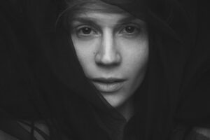 Barbora Mudrová Instagram - She's a mystery to me

by @lukasvrtilek 

#blackandwhite #portret #photography #lukasvrtilek #girl #portraitphotography