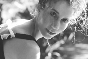 Barbora Mudrová Instagram - Ženská křehkost a síla. Jsme víly i čarodějky. 🙂

📷 @lukasvrtilek

#blackandwhite #portrait #lukasvrtilek #lukasvrtilekphotography
