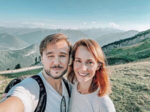 Barbora Mudrová Instagram - 3 roky spolu. 💫

Kolik dokáže s psychikou holky udělat jen to, když má po boku někoho, kdo ji přijímá, komu věří a může se svěřit s čímkoliv. 
Jsi moje láska a největší parťák. 🤍

#love #couple #anniversary #family