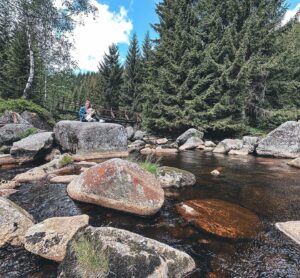 Barbora Mudrová Instagram - Moc děkujeme @travelking.cz za úžasných pár dní v osadě Jizerka. Byla to taková krása!😊

Přijeli jsme docela unavení, Kristiánkovi už třetí týden rostly zuby a já doufala, že si i tak dokážeme odpočinout. A povedlo se. 🤍 
Velkou zásluhu na tom měl servis a celkový přístup všech lidí v @hotel_jizerka_4. Oba jsme toho s Martinem procestovali hodně, zažili i luxusní hotely a shodli se, že největší zážitek z míst tvoří stejně nakonec lidé, se kterými jednáte a starají se o vás. Tohle místo můžu rozhodně doporučit.

Chcete zažít také pár dní klidu za dobrou cenu? Podívejte se jaká další hezká místa nabízí @travelking.cz 
Mám pro vás navíc 10% SLEVOVÝ KÓD BARBORA platný do konce června. ✨

#trip #osadajizerka #travelking #spoluprace #nature #sunset
