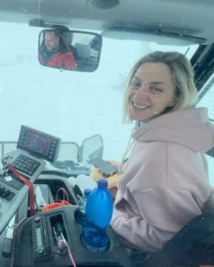 Barbora Poláková Instagram - Dneska jsme dotočili poslední díl dokumentu Naše lázně pro ČT. Ráno na Pradědu, odpoledne ve Velkých Losinách... Ať žijou borůvkový knedlíky a Praděd ❄️❄️❄️ 7) rejža a jeho scénář. Příští týden nás čeká ještě dotáčka jednoho dílu ve Varech a tradá do postprodukce. 🕺