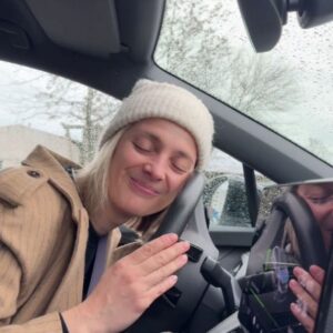 Barbora Poláková Instagram - První pusu dostal, když jsme spolu vyjeli v Krkonoších totálně ledovou cestu. Myslela jsem, že to nezvládnu ani já, ani on. Do tý doby si fakt nepamatuju, že bych autu někdy pusu dala🤦🏼‍♀️🙄 A hodně mě to teda překvapilo, bylo to rychlejší než já. A dneska dostal poslední 🥹 #enyaqrs 🤍 478 dní spolu. 42 tisíc kiláků za sebou. Neznám lepší auto. Už se nemůžu vrátit k naftě ani benzínu (sorry nafto a benzíne) ze všech možných i nemožných důvodů. @skodacr 💚