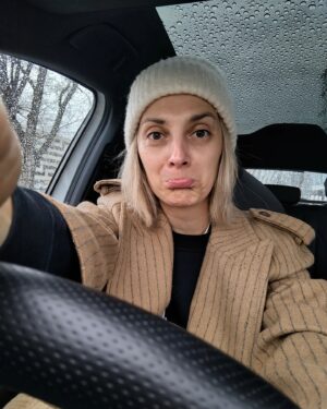 Barbora Poláková Instagram - První pusu dostal, když jsme spolu vyjeli v Krkonoších totálně ledovou cestu. Myslela jsem, že to nezvládnu ani já, ani on. Do tý doby si fakt nepamatuju, že bych autu někdy pusu dala🤦🏼‍♀️🙄 A hodně mě to teda překvapilo, bylo to rychlejší než já. A dneska dostal poslední 🥹 #enyaqrs 🤍 478 dní spolu. 42 tisíc kiláků za sebou. Neznám lepší auto. Už se nemůžu vrátit k naftě ani benzínu (sorry nafto a benzíne) ze všech možných i nemožných důvodů. @skodacr 💚