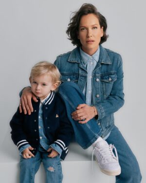 Barbora Strýcová Instagram - Překračujeme s Vincentem hranice generací a stylů 🌟 💙 
Stala jsem se ambasadorkou kolekce Gap Icons - denim, který je pro každého z nás, protože je jak pro všechny generace, tak i v unisex stylu. Takže od hřiště až po městské ulice, GAP nás drží ve stylu a spojení. 🙏🏻

#DenimForAll #DenimProvsechnygenerace #GAP #GAPIcons

Děkuju nejvíc:
@benediktrenc 
@hristinageorgievska 
@filipvanek
@matous_
