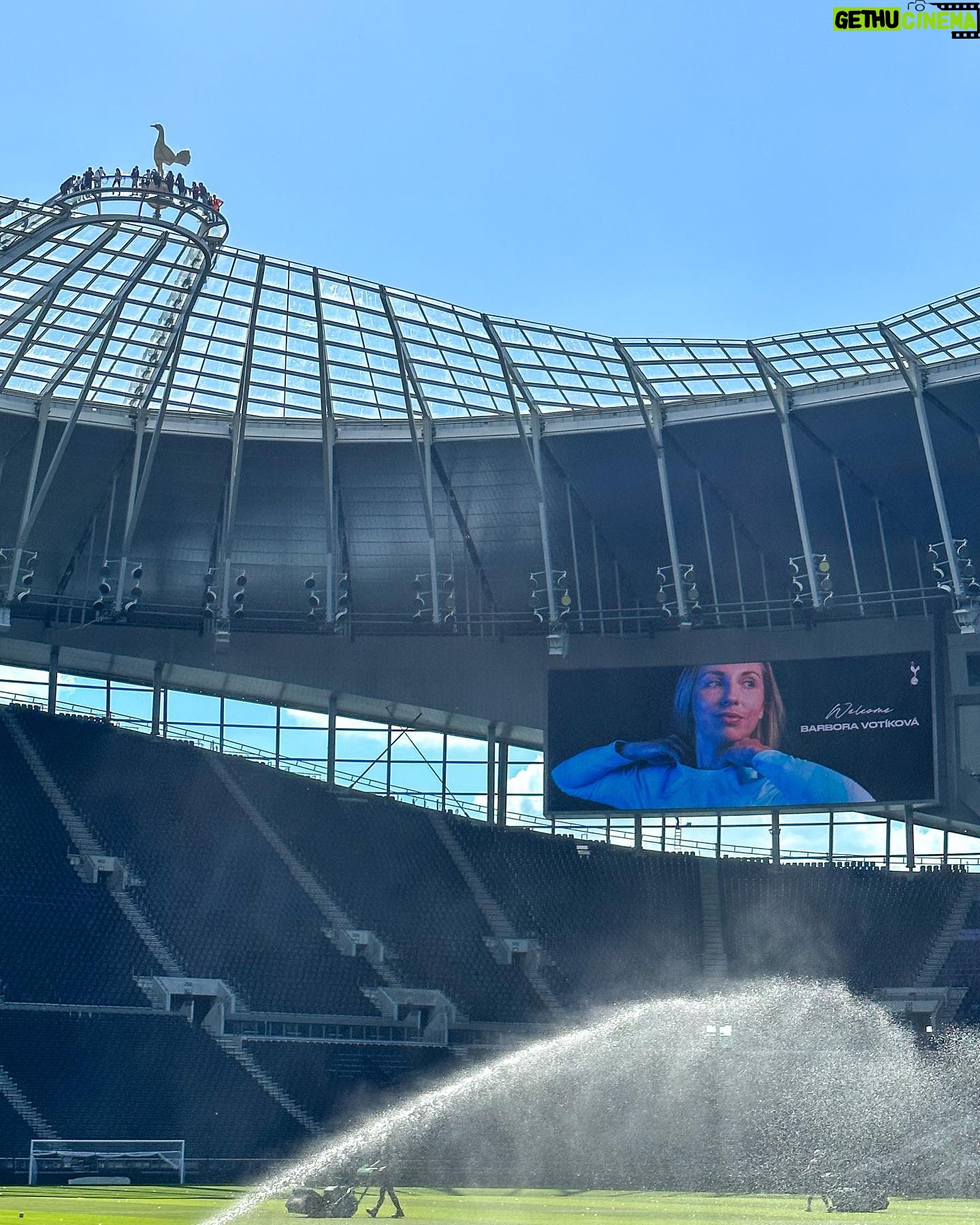 Barbora Votíková - 33.2K Likes - Flying in🌪️😅 Thank you my Spurs family 💙🤍 #meanwhileinnorthlondon #waitingforabus