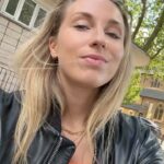 Barbora Votíková Instagram – Flying in🌪️😅 Thank you my Spurs family 💙🤍 #meanwhileinnorthlondon #waitingforabus