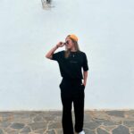 Barbora Votíková Instagram – Náš klub čeká na fame. Jednou to budeme mít. 

Nejen trika v předprodeji právě teď @galactico_club . Ve photoshopu umim udělat jen nápis a ještě ani ten jsem nedělala, protože neumim stáhnout ten správnej font, ale jinak jsem designerka🙃v jednoduchosti… #drop