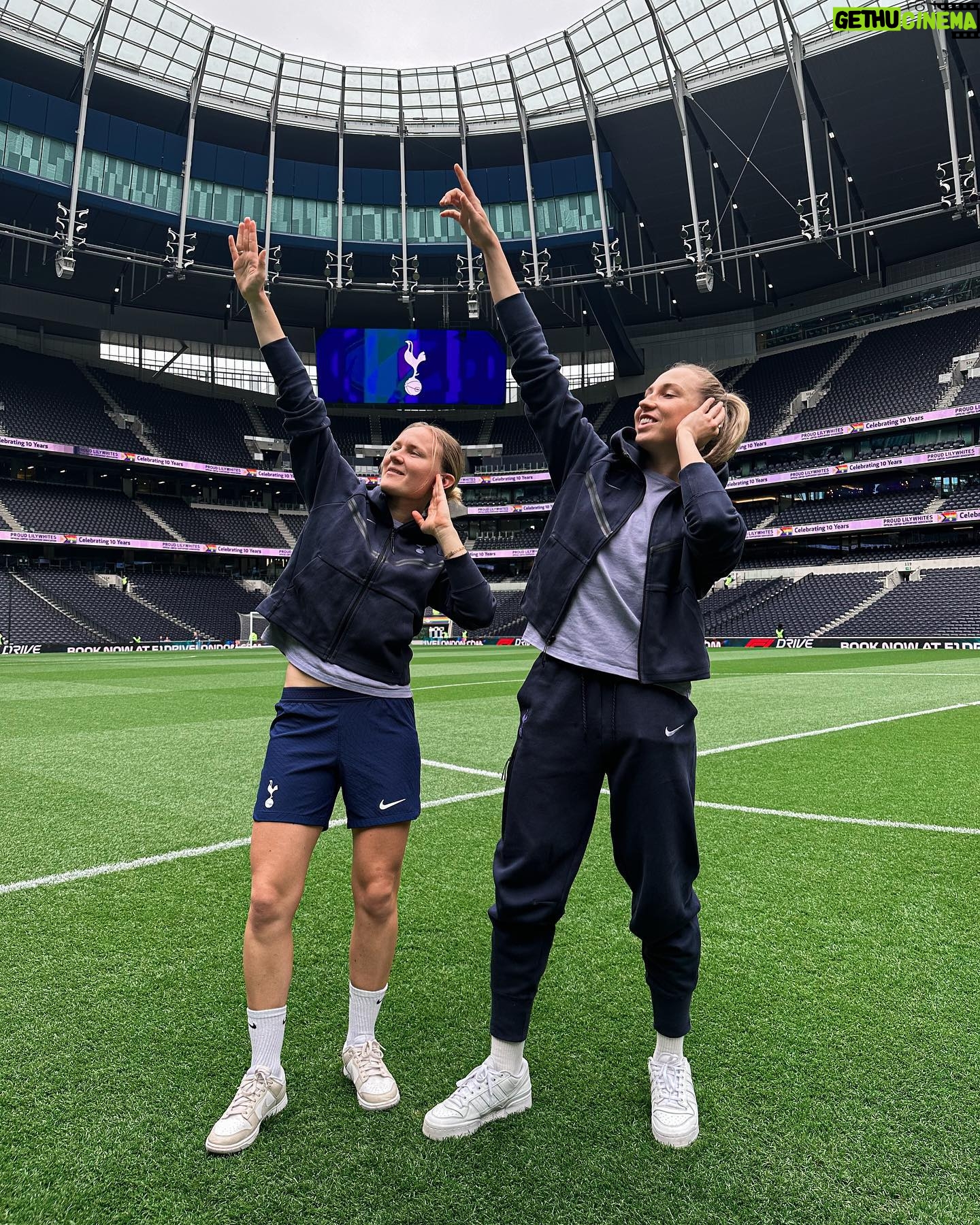Barbora Votíková Instagram - your favourite dj duo @matildavinberg