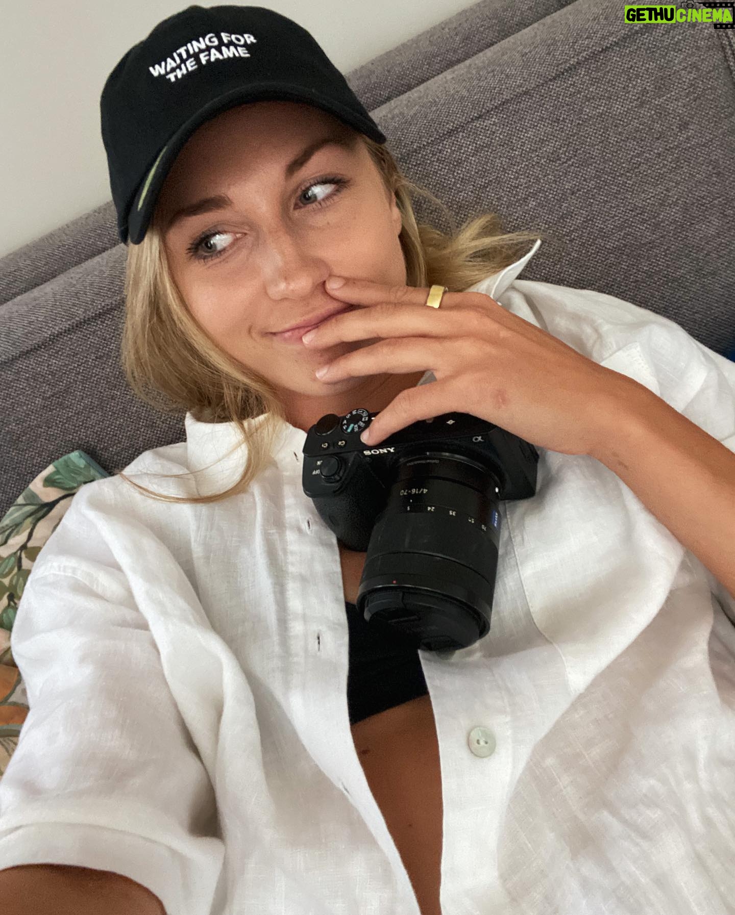 Barbora Votíková - 27.3K Likes - I’m random and so is this dump 😸
1. Proud mama of @galactico_club 2. Při mých tréninkách nebyl prošlápnut ani jeden mamky květináč🙏🏻 židle ale rozvrzaná a taťka lehce kyselej 😁3. Dej to na fish eye - to bude cool 4. 💋5. 🤜🏼🤛🏼🤍🤍 6. espresso tonic season 7. reunited po 2 letech 🧤 8. vloguju 9. felt delete might cute later 10. good news happy dance⌛️