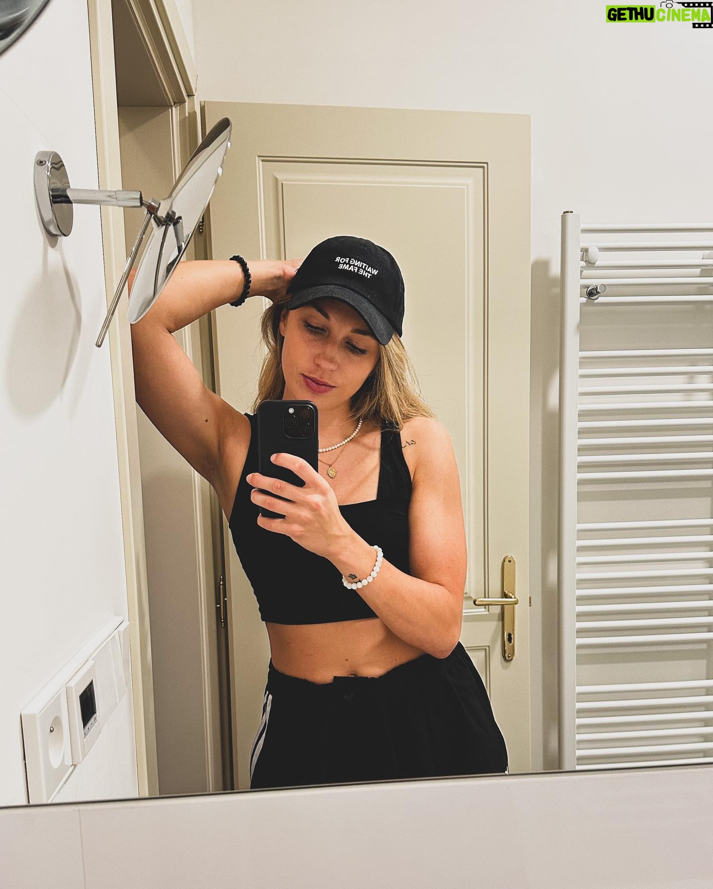 Barbora Votíková - 27.3K Likes - I’m random and so is this dump 😸
1. Proud mama of @galactico_club 2. Při mých tréninkách nebyl prošlápnut ani jeden mamky květináč🙏🏻 židle ale rozvrzaná a taťka lehce kyselej 😁3. Dej to na fish eye - to bude cool 4. 💋5. 🤜🏼🤛🏼🤍🤍 6. espresso tonic season 7. reunited po 2 letech 🧤 8. vloguju 9. felt delete might cute later 10. good news happy dance⌛️