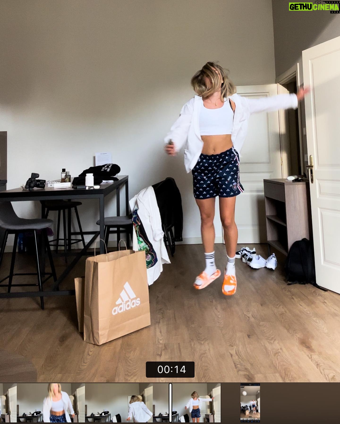 Barbora Votíková - 27.3K Likes - I’m random and so is this dump 😸
1. Proud mama of @galactico_club 2. Při mých tréninkách nebyl prošlápnut ani jeden mamky květináč🙏🏻 židle ale rozvrzaná a taťka lehce kyselej 😁3. Dej to na fish eye - to bude cool 4. 💋5. 🤜🏼🤛🏼🤍🤍 6. espresso tonic season 7. reunited po 2 letech 🧤 8. vloguju 9. felt delete might cute later 10. good news happy dance⌛️