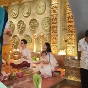 Basabdatta Chatterjee Instagram - ছানাকে সঙ্গে নিয়ে মহাষ্টমীর অঞ্জলী........🙏🙏

#maadurga #blessed #pandelhopping