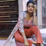 Bavithra B Instagram - 🍊 Pc @s.a_arun_ Outfit @yazh_luxury_bridal_wear #misssouthindia2017 #misssouthindia #suntv #suntvanchor #ranjithame #ranjithameonsuntv #singapenne #singapenneonsuntv #bavithra #singapennemithra