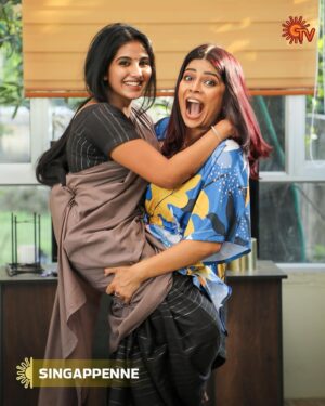 Bavithra B Instagram - Off-screen alaparaigal 😂❤️

சிங்கப்பெண்ணே | திங்கள் - சனி | 8 PM

#SunTV #SingaPenne #SingaPenneOnSunTV #Serials #TamilSerials #SunDigital