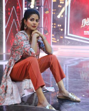 Bavithra B Instagram - 🍊

Pc @s.a_arun_ 
Outfit @yazh_luxury_bridal_wear 

#misssouthindia2017 #misssouthindia #suntv #suntvanchor #ranjithame #ranjithameonsuntv #singapenne #singapenneonsuntv #bavithra #singapennemithra