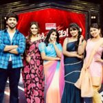 Bavithra B Instagram - 80s Special 🌟 #Ranjithame @chaitrareddy_official @maneesha_maheshofficial @maanyaanand05 @bavithraofficial @suntv Pc - @s.a_arun_ 🫂 Stylists : @oshinanil @hema_lingam_ 💯 #RanjithameOnSunTV #SunTV #vjaswath #aswathchandrasekar #kayal #chaitrareddy #singapenney #maneesha #vanathaipola #maanya #bavithra