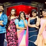 Bavithra B Instagram - 80s Special 🌟 #Ranjithame @chaitrareddy_official @maneesha_maheshofficial @maanyaanand05 @bavithraofficial @suntv Pc - @s.a_arun_ 🫂 Stylists : @oshinanil @hema_lingam_ 💯 #RanjithameOnSunTV #SunTV #vjaswath #aswathchandrasekar #kayal #chaitrareddy #singapenney #maneesha #vanathaipola #maanya #bavithra