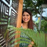 Bavithra B Instagram - Just like that 😉 PC @bhargavi_eshwaramoorthy #misssouthindia2017 #misssouthindia #suntv #suntvanchor #ranjithame #ranjithameonsuntv #singapenne #singapenneonsuntv #bavithra #singapennemithra
