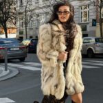 Bé Hà Nguyen Instagram - Mob wife s kožíškem ze sekáče!🦦 Plánuju během týdne prolustrovat nové, dáte mi do komentářů tipy, kam chodíte pro poklady z druhé roky? #circularfashion #secondlife