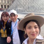 Bé Hà Nguyen Instagram - Nguyenovi a Vítězný oblouk, Nguyenovi a Eiffellova věž, Nguyenovi a Versailles, Nguyenovi a Louvre, Nguyenovi a Place Vendôme, Nguyenovi a Paříž.🇫🇷🍷🥖🫶