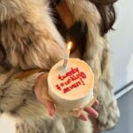 Bé Hà Nguyen Instagram - February dump 🧺 1. Narozeninový tulipánky 💐 2. Svatá trojice 👨‍👩‍👦 3. Ze života majitele značky 4. Hair is hairing 👩🏻‍🦱 5. Nové přívěsky na @shop.vang 6. Fotky do novýho pasu 7. @eliskamiklova kožich = nejlepší vintage find 8. dvacetsedm 🎂