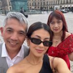 Bé Hà Nguyen Instagram - Nguyenovi a Vítězný oblouk, Nguyenovi a Eiffellova věž, Nguyenovi a Versailles, Nguyenovi a Louvre, Nguyenovi a Place Vendôme, Nguyenovi a Paříž.🇫🇷🍷🥖🫶