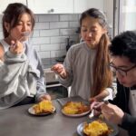 Bé Hà Nguyen Instagram - Ségra je roky veganka🌱, bydlí v Dánsku (proto jí tu takřka nevídáte) a při poslední návštěvě mi ukázala její go-to recept na čočkový pie. 🥧 Na dva malé plechy: kilo brambor, 3 lžíce oliváče, 400ml rostlinného mléka, 2 cibule, 3 stroužky česneku, 2 mrkve, , balení shiitake hub, 400-500g čočky, 2 lžíce mouky, 2 lžíce rajčatového protlaku, sůl, pepř & koření dle libosti. Postup: * Uvařte brambory a čočku 🥔 * Nakrájejte zeleninu na malý kousky, osmahněte postupně na pánvi. Do stejné pánve přidejte čočku, protlak a mouku. * Hotovou směs přendejte na plech a navrch “namažte” bramborové pyré * Dejte do trouby na 15-20 min vyhřáté na 200 stupňů, dokud nebude krusta dozlatova opečená. Dobrou! Chutná i masožroutům.👀