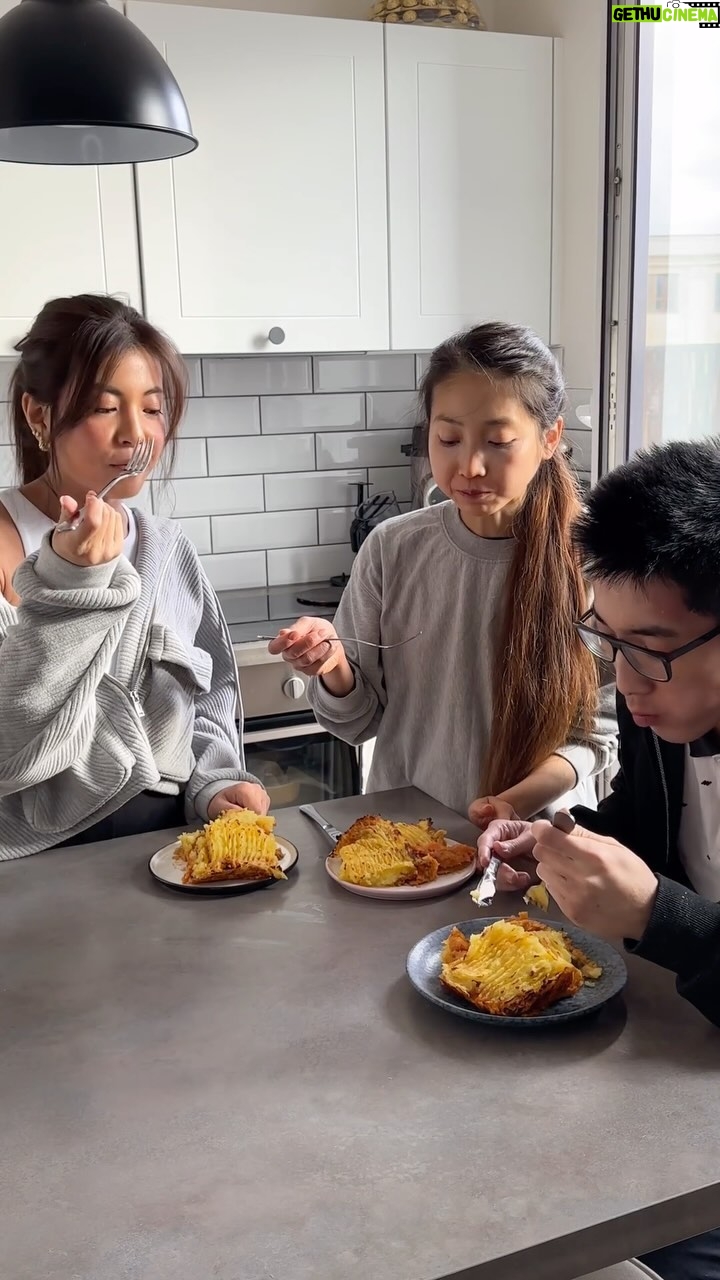 Bé Hà Nguyen Instagram - Ségra je roky veganka🌱, bydlí v Dánsku (proto jí tu takřka nevídáte) a při poslední návštěvě mi ukázala její go-to recept na čočkový pie. 🥧 Na dva malé plechy: kilo brambor, 3 lžíce oliváče, 400ml rostlinného mléka, 2 cibule, 3 stroužky česneku, 2 mrkve, , balení shiitake hub, 400-500g čočky, 2 lžíce mouky, 2 lžíce rajčatového protlaku, sůl, pepř & koření dle libosti. Postup: * Uvařte brambory a čočku 🥔 * Nakrájejte zeleninu na malý kousky, osmahněte postupně na pánvi. Do stejné pánve přidejte čočku, protlak a mouku. * Hotovou směs přendejte na plech a navrch “namažte” bramborové pyré * Dejte do trouby na 15-20 min vyhřáté na 200 stupňů, dokud nebude krusta dozlatova opečená. Dobrou! Chutná i masožroutům.👀