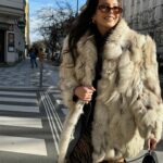 Bé Hà Nguyen Instagram - Mob wife s kožíškem ze sekáče!🦦 Plánuju během týdne prolustrovat nové, dáte mi do komentářů tipy, kam chodíte pro poklady z druhé roky? #circularfashion #secondlife