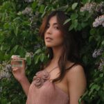 Bé Hà Nguyen Instagram – Jako čerstvě natrhané růže protkané slunečním svitem – takhle voní @chloe Lumineuse 🌹🌞 

Spolupráce s #chloeparfums #iamchloe @notino_cz