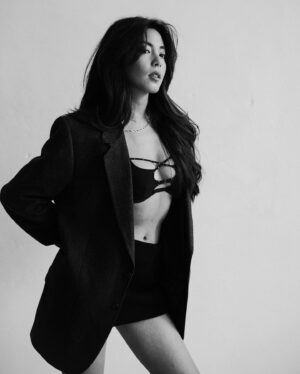 Bé Hà Nguyen Instagram - Bývalo málo chvil, kdy jsem se cítila doopravdy hezká. Musela jsem být hezky nasvícená, z jednoho konkrétního úhlu a s jedním naučeným výrazem. Mimo to ne a furt jsem pokukovala po ostatních, proč mají to, co já ne. Vysoký nos, dokonale rovný zuby, špičatou bradu,… Ono je to hrozně těžký si sám vyšlapat cestu k vlastní spokojenosti, když vám od 15 chodí pichlavý komentáře a jste prakticky pod drobnohledem všech. Nepřispěje k tomu ani kritická výchova a fakt, že jsem jednou randila s borcem, co mně furt nepřímo opakoval, že nejsem hezká ani vlastně jakkoliv dobrá. No, byla jsem hlavně slepá!😎😀 Přestaňte se srovnávat s ostatními, nedělá to dobrotu, namísto se zaměřte na svoje přednosti a kolem nich zaobalte svou personu, pokud vám to pro začátek pomůže se sebevědomím. A nezapomeňte, že sousedovic trávník je vždycky zelenější. Akorát, že vůbec!
