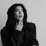 Bé Hà Nguyen Instagram - Bývalo málo chvil, kdy jsem se cítila doopravdy hezká. Musela jsem být hezky nasvícená, z jednoho konkrétního úhlu a s jedním naučeným výrazem. Mimo to ne a furt jsem pokukovala po ostatních, proč mají to, co já ne. Vysoký nos, dokonale rovný zuby, špičatou bradu,… Ono je to hrozně těžký si sám vyšlapat cestu k vlastní spokojenosti, když vám od 15 chodí pichlavý komentáře a jste prakticky pod drobnohledem všech. Nepřispěje k tomu ani kritická výchova a fakt, že jsem jednou randila s borcem, co mně furt nepřímo opakoval, že nejsem hezká ani vlastně jakkoliv dobrá. No, byla jsem hlavně slepá!😎😀 Přestaňte se srovnávat s ostatními, nedělá to dobrotu, namísto se zaměřte na svoje přednosti a kolem nich zaobalte svou personu, pokud vám to pro začátek pomůže se sebevědomím. A nezapomeňte, že sousedovic trávník je vždycky zelenější. Akorát, že vůbec!