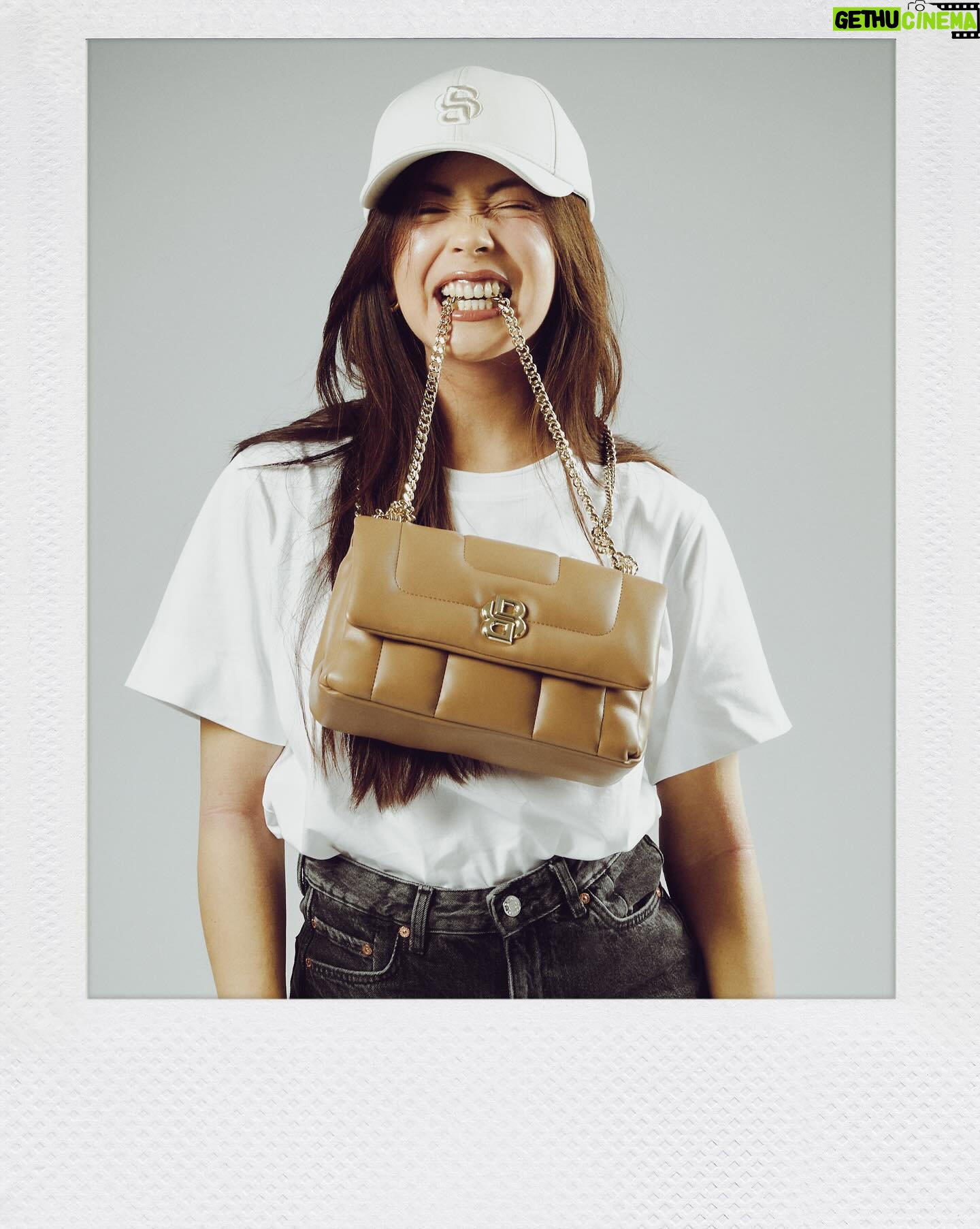 Bé Hà Nguyen Instagram - Double B, Every Me. Because I contain multitudes #BeYourOwnBOSS / spolupráce