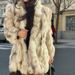 Bé Hà Nguyen Instagram - Mob wife s kožíškem ze sekáče!🦦 Plánuju během týdne prolustrovat nové, dáte mi do komentářů tipy, kam chodíte pro poklady z druhé roky? #circularfashion #secondlife