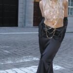 Bé Hà Nguyen Instagram - Na letošní outfit na MBPFW jsem se vrátila do svých 15 let, co jsem byla “DIY queen” a vyráběla vše od triček po papírové hvězdičky.🌟😀 Vršek jsme složily z mnoooha @shop.vang Signature řetězů, které miluju pro jejich univerzálnost a nekonečno možností polohování. Sukýnku mi na míru ušila úžasná @ontheboat__ a jelikož jsme nestihly zkoušku, tak jsem si jí den předtím předělala u Survivoru, aby padla jak má!🧜🏻‍♀️ 🪡🧵 Děkuji @nkaryagina za dokonalý makeup a @eliskamiklova za styling a že to se mnou dotáhla do konce!🤍 #mbpfw #vang #vangsperky #diyoutfit