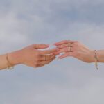 Bé Hà Nguyen Instagram – Když jsem mamce navrhla, jestli mi nepomůže nafotit několik fotografií pro @shop.vang ke Dni Matek, ani neváhala, i přesto, že to znamenalo přejet přes půlku republiky, obléct si na sebe bílou, kterou na sobě tak nemá ráda (že ji to moc sluší, povězte sami!). Vždy pro mě udělá to, co mi očích vidí. Obdivuji ji, obdivuji VÁS, všechny Mámy. Jste odvážné a s nekonečně velkým srdcem.

PS.: je jí 56, nemá jedinou úpravu a vlastně i moc krásnou pleť. Snad se tenhle gen přesune i na mě!👀😀