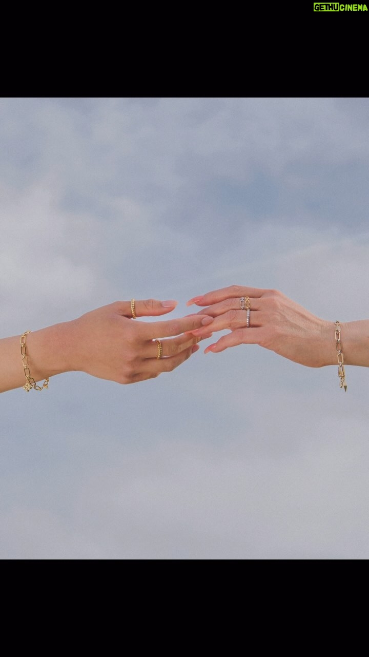 Bé Hà Nguyen Instagram - Když jsem mamce navrhla, jestli mi nepomůže nafotit několik fotografií pro @shop.vang ke Dni Matek, ani neváhala, i přesto, že to znamenalo přejet přes půlku republiky, obléct si na sebe bílou, kterou na sobě tak nemá ráda (že ji to moc sluší, povězte sami!). Vždy pro mě udělá to, co mi očích vidí. Obdivuji ji, obdivuji VÁS, všechny Mámy. Jste odvážné a s nekonečně velkým srdcem. PS.: je jí 56, nemá jedinou úpravu a vlastně i moc krásnou pleť. Snad se tenhle gen přesune i na mě!👀😀