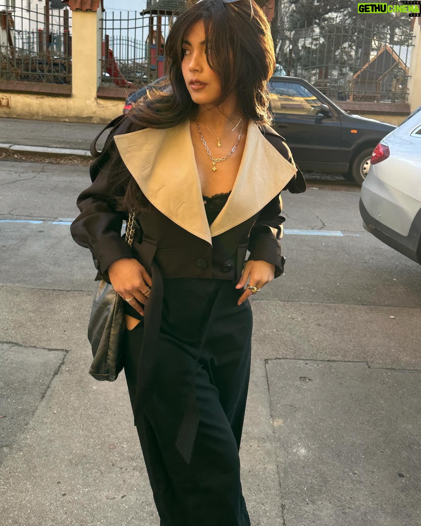Bé Hà Nguyen Instagram - February dump 🧺 1. Narozeninový tulipánky 💐 2. Svatá trojice 👨👩👦 3. Ze života majitele značky 4. Hair is hairing 👩🏻🦱 5. Nové přívěsky na @shop.vang 6. Fotky do novýho pasu 7. @eliskamiklova kožich = nejlepší vintage find 8. dvacetsedm 🎂