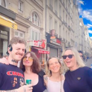 Béatrice Dalle Instagram - DRAG RACE hier soir au Rex sous le signe de la bienveillance, de la tolérance et de l’amour . Merci pour cette exemple d’humanité, et on devrait tous être à vos côtés que Dieu sauve les reines @kiddysmile  @daphneburki @thenickydoll @roseandpunani @gigi_boumboum @zouzoukitty @charmant.bourreau @laratatattoo  @itsfelixmaritaud  @et BeaBoom @rexclub @dragrace_france