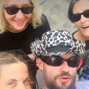 Béatrice Dalle Instagram - DRAG RACE hier soir au Rex sous le signe de la bienveillance, de la tolérance et de l’amour . Merci pour cette exemple d’humanité, et on devrait tous être à vos côtés que Dieu sauve les reines @kiddysmile  @daphneburki @thenickydoll @roseandpunani @gigi_boumboum @zouzoukitty @charmant.bourreau @laratatattoo  @itsfelixmaritaud  @et BeaBoom @rexclub @dragrace_france