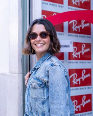Beatriz Barosa Instagram - Foi a primeira vez de @beatriz_barosa na Fábrica de Óculos… e a atriz não podia fazer um balanço mais positivo desta experiência: “Correu muito bem. Já estava a precisar de aumentar a graduação, porque confesso que já estava um bocadinho aflita nas gravações, principalmente quando gravávamos em exteriores e davam-me indicações para ir a algum sítio… Aí eu pensava que precisava mesmo de ir à Fábrica dos Óculos. E gostei muito.”

Marque já a sua consulta gratuita, no nosso site, ou ligue para o 213 420 996 #chiado e 219 180 122 #cacém.