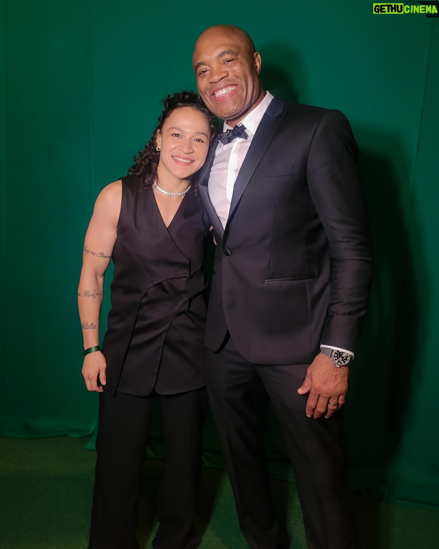 Beatriz Ferreira - 3.4K Likes - Uma noite histórica para o boxe brasileiro, o Grand Finale de @spiderandersonsilva, foi incrível viver o Spaten Fight Night!
@spaten_br #SpatenFightNight #UltimaLutaSpider #EstiloForteSpaten #Publicidade #BebaComModeração